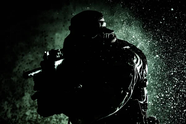Винищувач Командос Професійний Найманець Солдат Спецназу Камуфляжем Заряджений Боєприпасами Озброєна — стокове фото