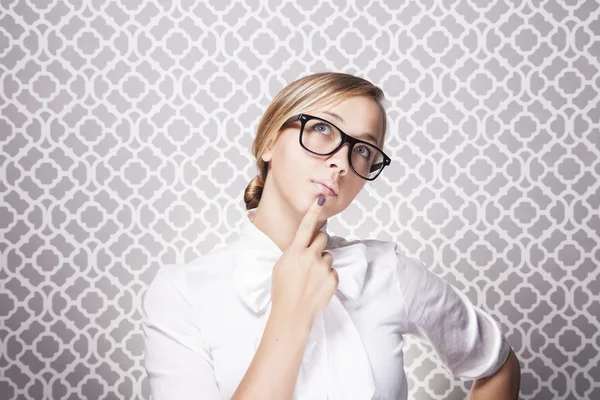 Mujer en pensamiento — Foto de Stock