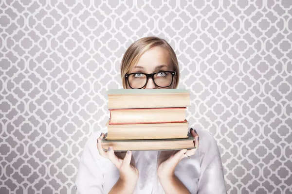 Donna peering oltre libri — Foto Stock