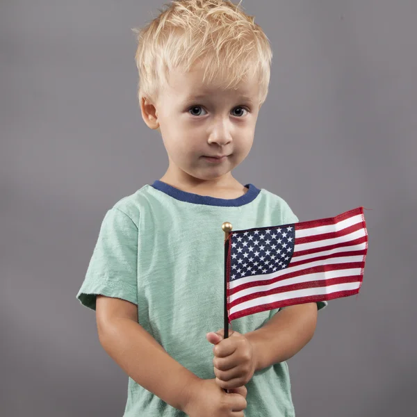 Χαριτωμένο αγόρι εκμετάλλευση σημαία — Φωτογραφία Αρχείου