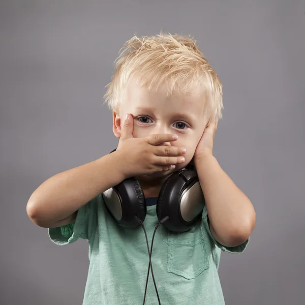 Menino com fones de ouvido — Fotografia de Stock