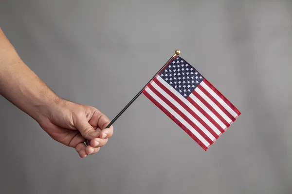 Mano sosteniendo bandera americana —  Fotos de Stock