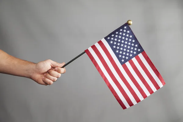 La mano sostiene la bandera grande —  Fotos de Stock