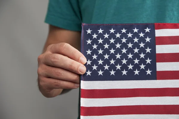 Hombre sostiene bandera americana —  Fotos de Stock