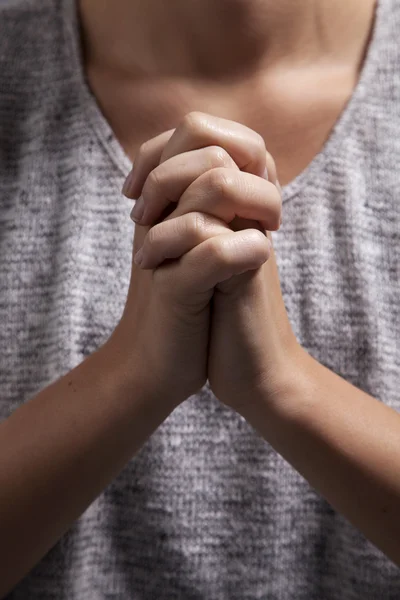 Dua eden Kadın