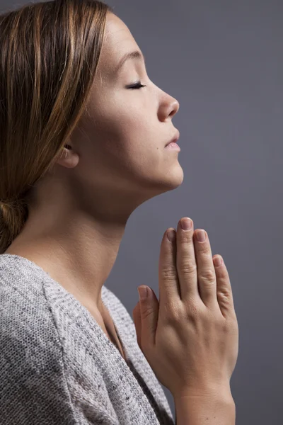 Vrouw bidden met handen — Stockfoto