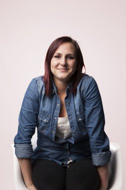 oturup güzel bir genç kadın