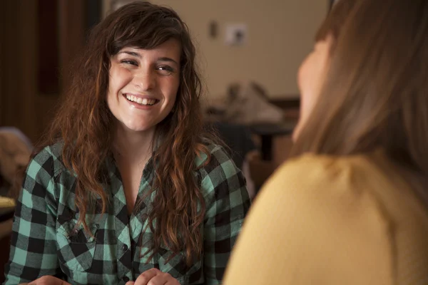 Giovani donne che parlano — Foto Stock