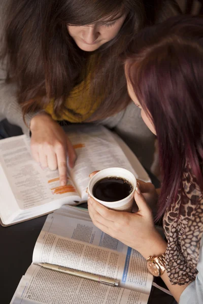 Étude biblique et café — Photo