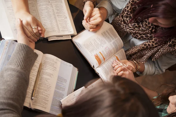 Vrouwen buigen en bidden — Stockfoto