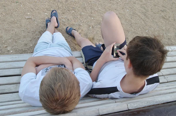 Jongen spelen slimme telefoon — Stockfoto