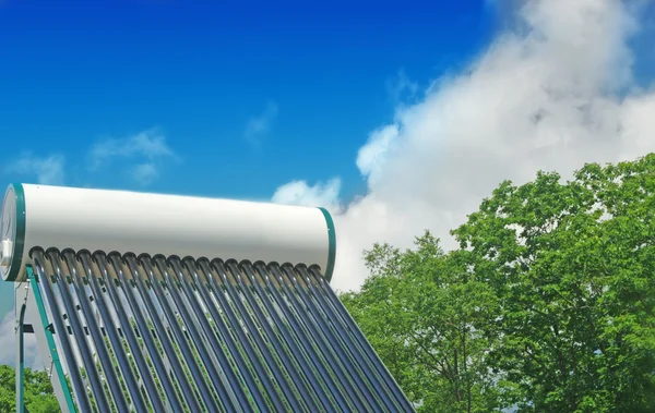 Solaranlage zur Warmwasserbereitung — Stockfoto