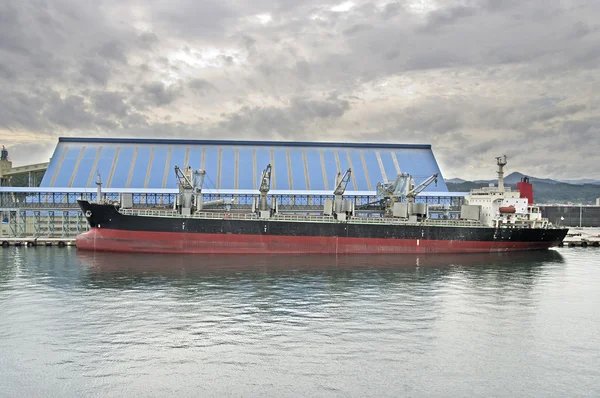 Loading a ship — Stock Photo, Image