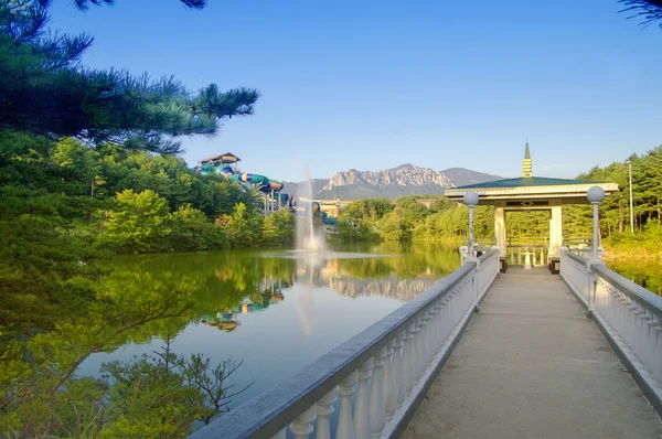 Lago artificial con una fuente — Foto de Stock