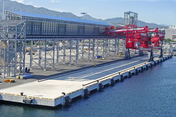 Terminal petroquímico para la carga de productos químicos en un buque — Foto de Stock