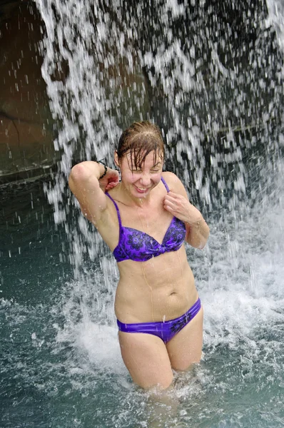 Mulher sob uma cachoeira — Fotografia de Stock