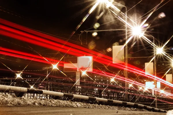 Tráfego na cidade à noite — Fotografia de Stock