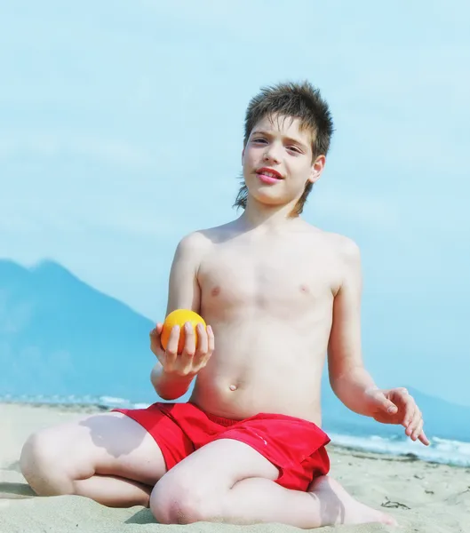 Portret van gelukkig jongetje op het strand — Stockfoto