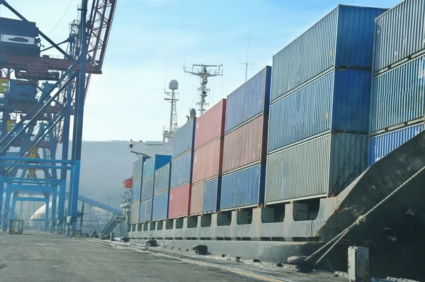 Containerschip afgemeerd in de haven, — Stockfoto