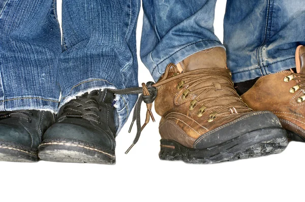 Twee paren van vrouwen en mannen schoenen met veters gebonden — Stockfoto