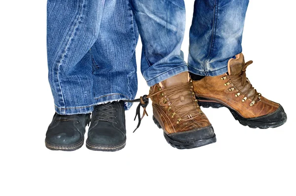 Две пары женской и мужской обуви со шнурками — стоковое фото