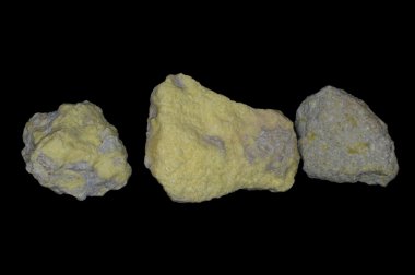 Kükürt kristaller üzerine siyah izole.