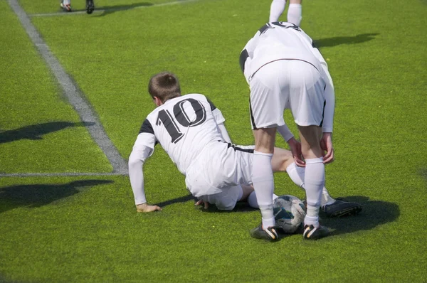 Les joueurs de football entrent en collision tout en essayant de marquer . — Photo