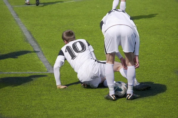 Fußballer kollidieren beim Torschuss. — Stockfoto