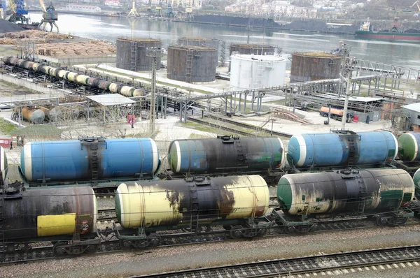 Fuel oil terminal tanks in the port — Stock Image Fuel oil terminal tanks in the port — Stock Photo, Image