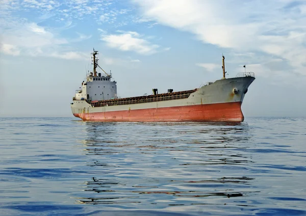 Грузовое судно в море — стоковое фото