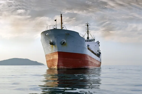 Вантажний корабель у морі Стокове Фото