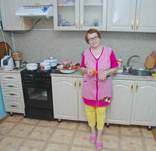 Mulher idosa na cozinha — Fotografia de Stock