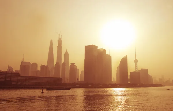 Grote stad in de mist, shanghai. — Stockfoto