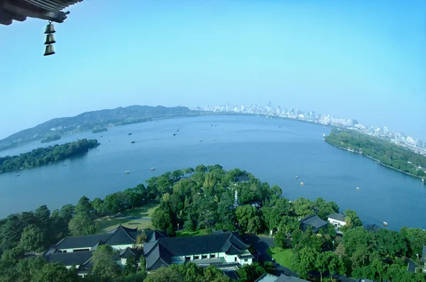 Китайский парк в Ханчжоу возле озера Сиху, Китай . — стоковое фото