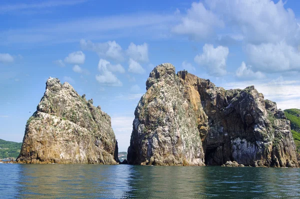 Rocas, mar y cielo azul — Foto de Stock