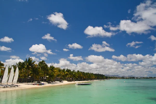 Tropical beach with boats — Stock Photo, Image