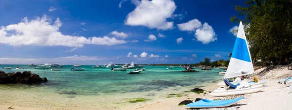 Tropisch strand met boten — Stockfoto