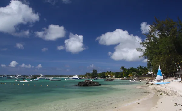 Tropical beach with boats — Stock Photo, Image