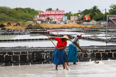 Tamarin, mauritius - 30 Ekim: iki kimliği belirsiz kadın desalina