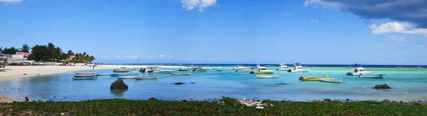 Tropische lagune met boten — Stockfoto