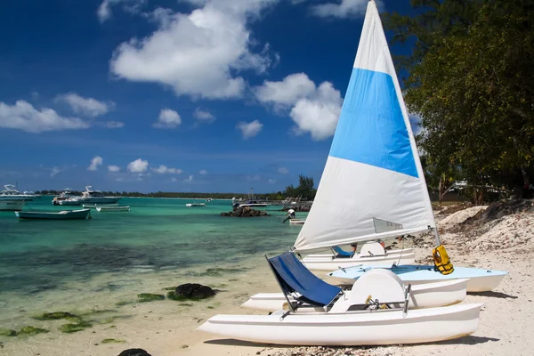 Tropical beach with boats — Stock Photo, Image