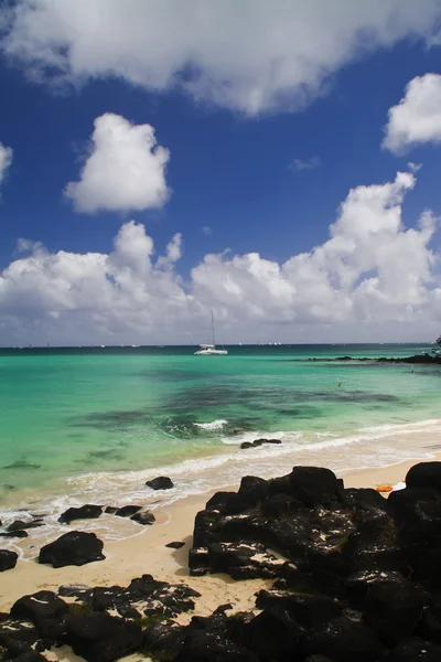 Tropical beach with boats — Stock Photo, Image