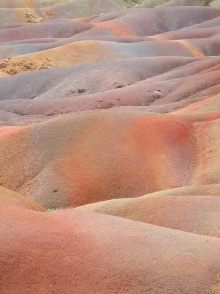 Кольорові вулкан землі в chamarel — стокове фото