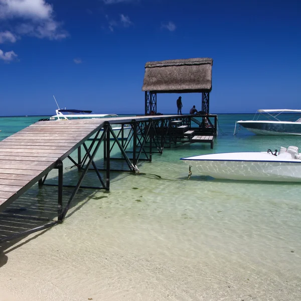 Pier at the tropical beach with boats — Stock Photo, Image