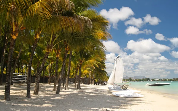 Spiaggia tropicale con barche — Foto Stock