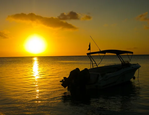 Boat in the sunset — Stock Photo, Image