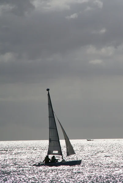 Barco pequeño en el atardecer — Foto de Stock