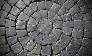 yolda kaldırım taşı