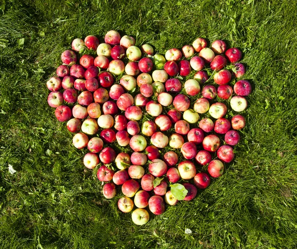 kalp şeklinde yere elma