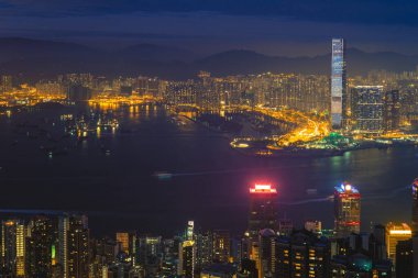 Çin 'deki Victoria Peak' ten Hong Kong 'un gece görüşü.